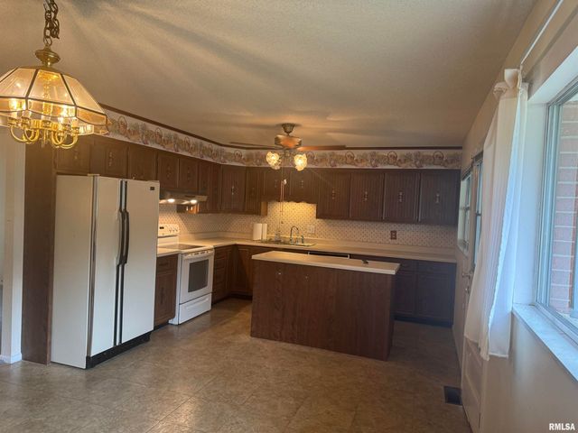 800 DOGWOOD Lane, Marion, IL 62959