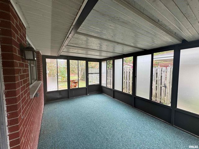 800 DOGWOOD Lane, Marion, IL 62959