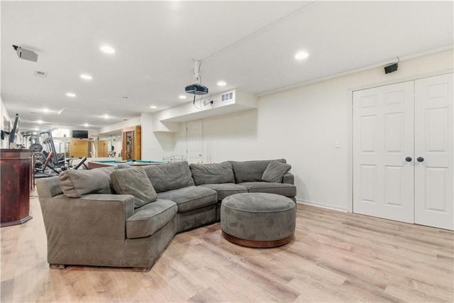 4520 W 140th Street, Leawood, KS 66224