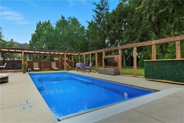 4520 W 140th Street, Leawood, KS 66224