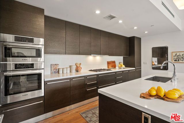 12504 Woodbridge Street 203, Studio City (los Angeles), CA 91604