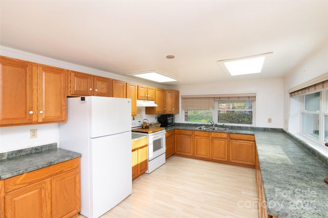 1137 Saunders Road, Franklin, NC 28734