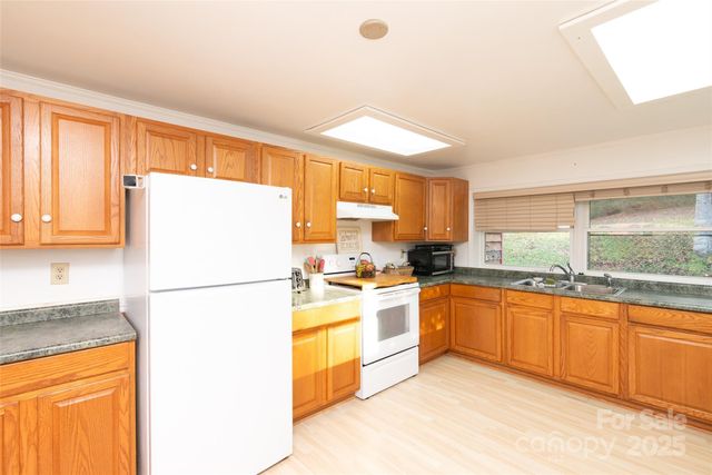 1137 Saunders Road, Franklin, NC 28734