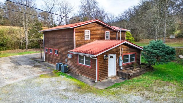 1137 Saunders Road, Franklin, NC 28734