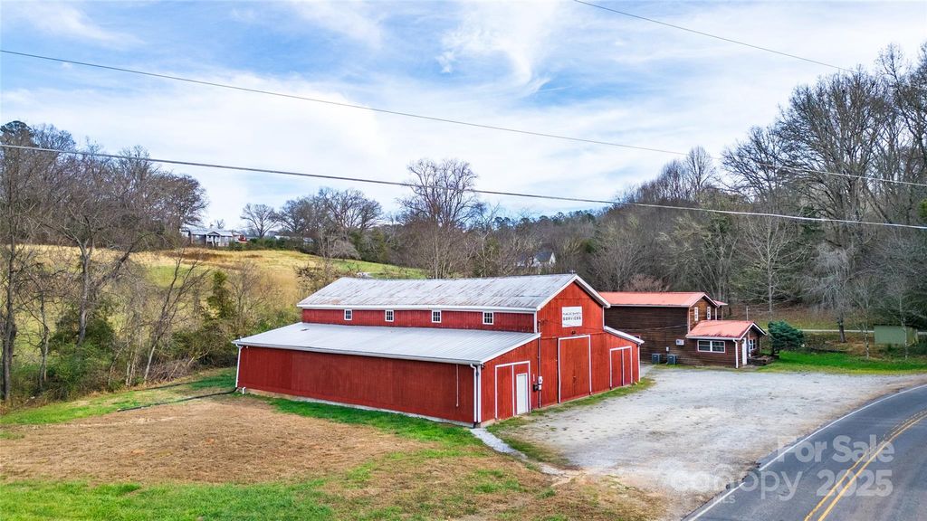 1137 Saunders Road, Franklin, NC 28734
