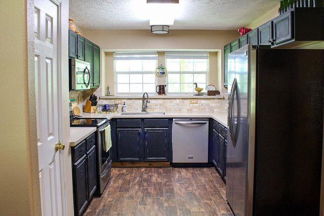 1076 W Branding Iron, Weimar, TX 78962