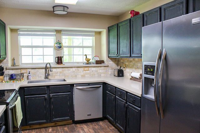 1076 W Branding Iron, Weimar, TX 78962