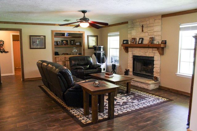 1076 W Branding Iron, Weimar, TX 78962