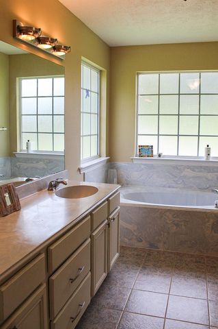 1076 W Branding Iron, Weimar, TX 78962