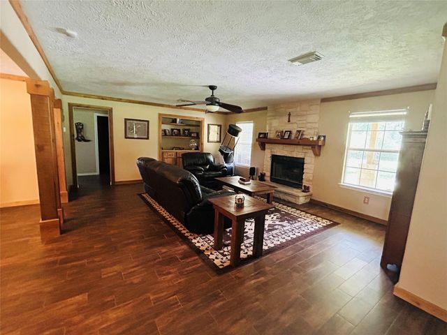 1076 W Branding Iron, Weimar, TX 78962