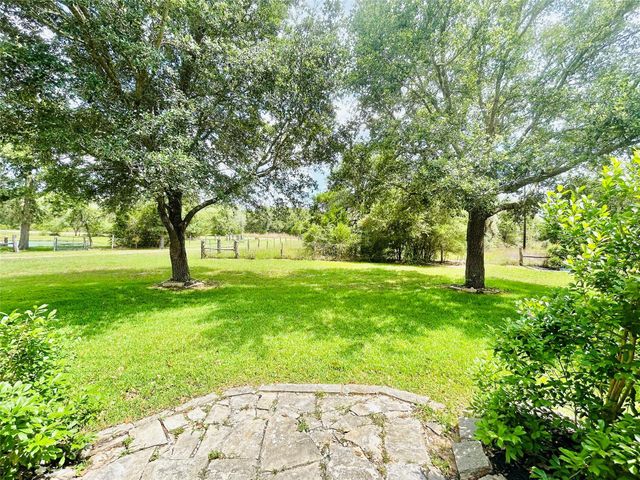 1076 W Branding Iron, Weimar, TX 78962