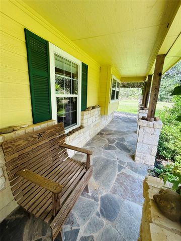 1076 W Branding Iron, Weimar, TX 78962