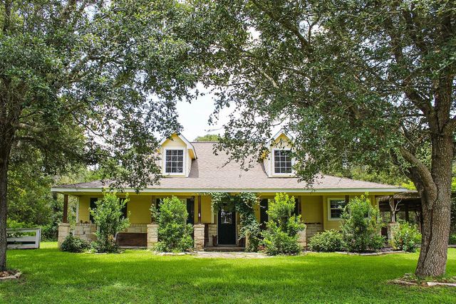 1076 W Branding Iron, Weimar, TX 78962