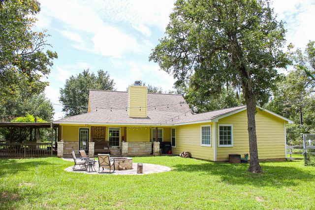 1076 W Branding Iron, Weimar, TX 78962