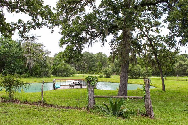 1076 W Branding Iron, Weimar, TX 78962