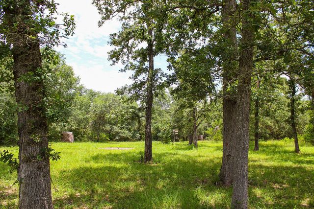 1076 W Branding Iron, Weimar, TX 78962