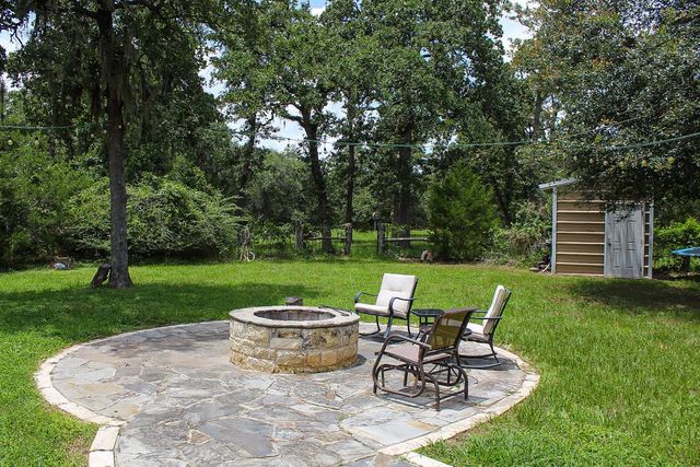 1076 W Branding Iron, Weimar, TX 78962