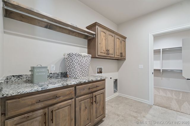 2705 W Twin Oaks Street, Broken Arrow, OK 74012