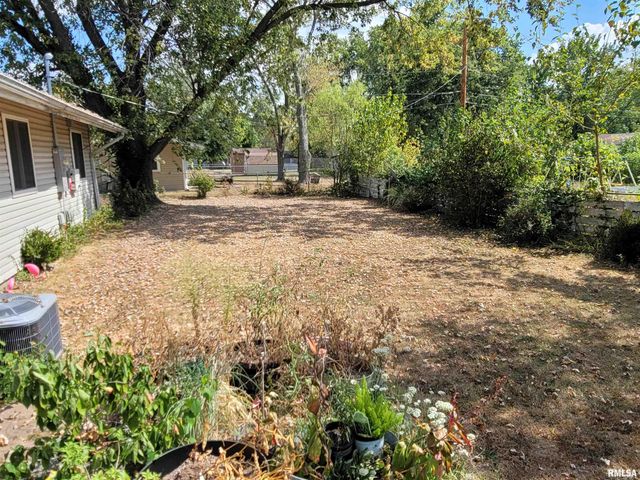 1133 W Boone Street, Salem, IL 62881