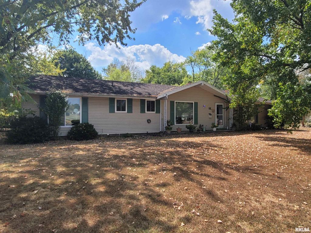 1133 W Boone Street, Salem, IL 62881