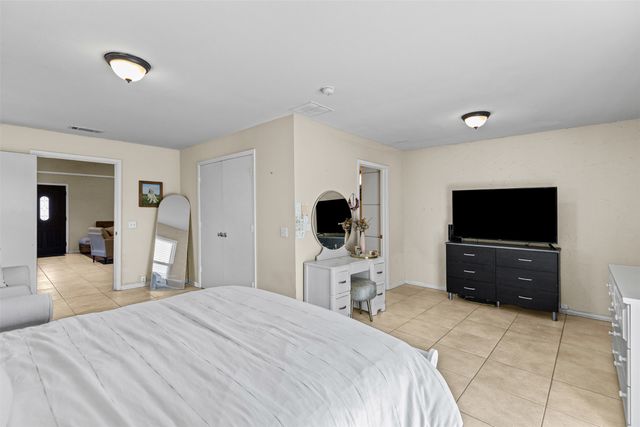 5117 Curzon Avenue, Fort Worth, TX 76107