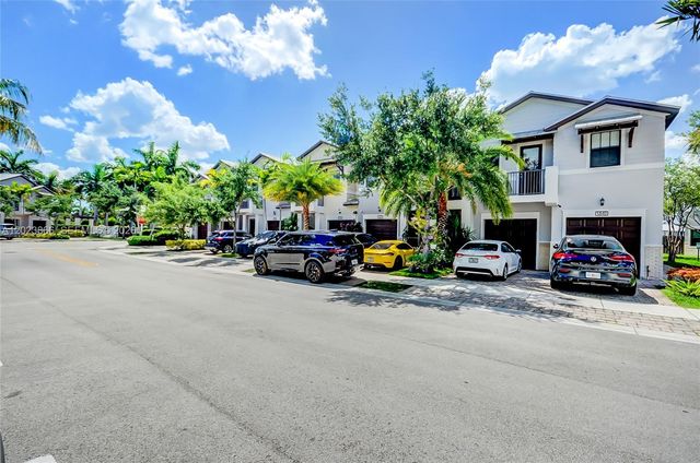 5820 NW 104th Ct, Doral, FL 33178