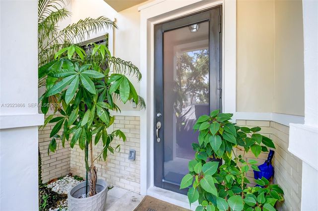 5820 NW 104th Ct, Doral, FL 33178