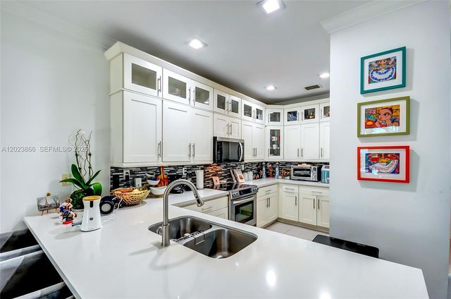 5820 NW 104th Ct, Doral, FL 33178