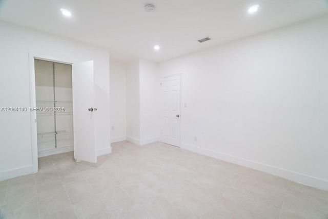 320 NE 160th St, Miami, FL 33162