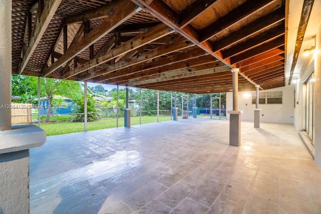 320 NE 160th St, Miami, FL 33162