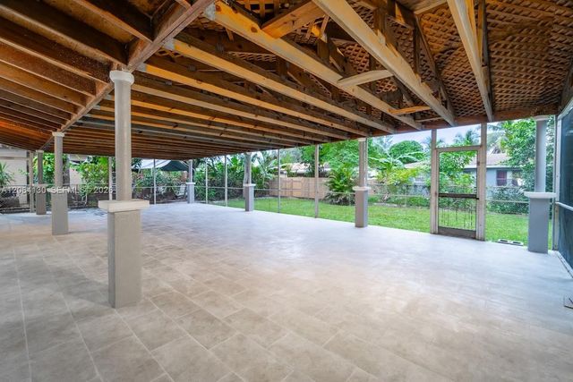 320 NE 160th St, Miami, FL 33162