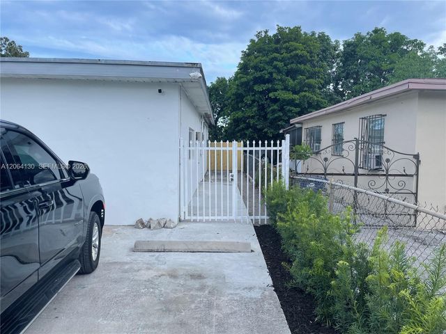 320 NE 160th St, Miami, FL 33162