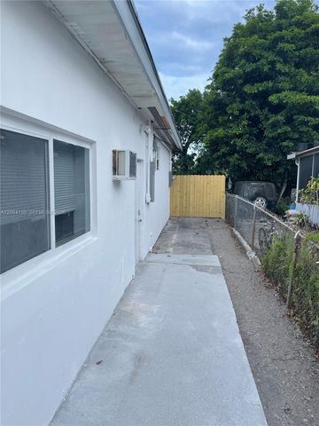 320 NE 160th St, Miami, FL 33162