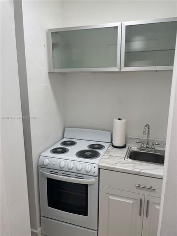 320 NE 160th St, Miami, FL 33162