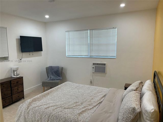 320 NE 160th St, Miami, FL 33162