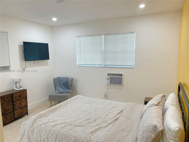 320 NE 160th St, Miami, FL 33162
