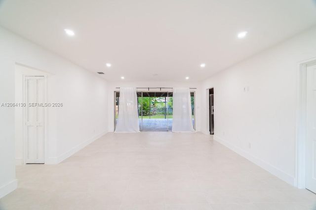 320 NE 160th St, Miami, FL 33162
