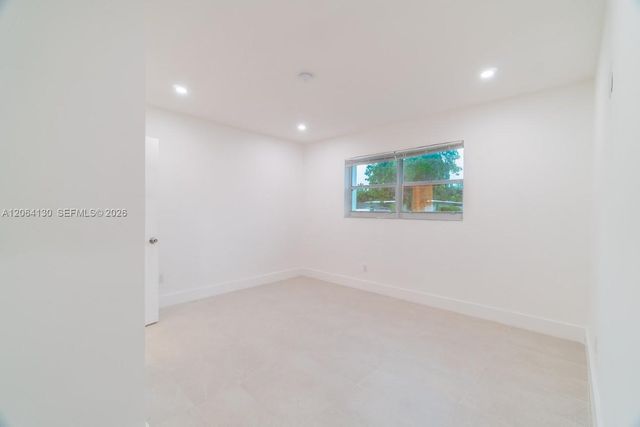 320 NE 160th St, Miami, FL 33162