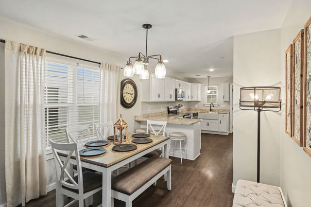 215 Emmett Dr, White House, TN 37188