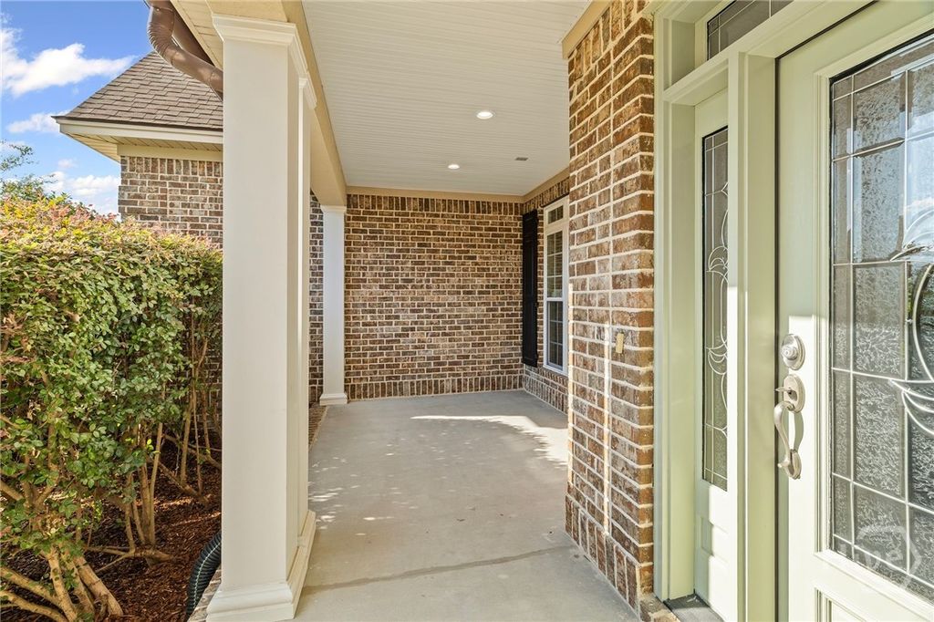 Image 4 of property listing at 65 Woodchuck Hill Road, Savannah, GA 31405