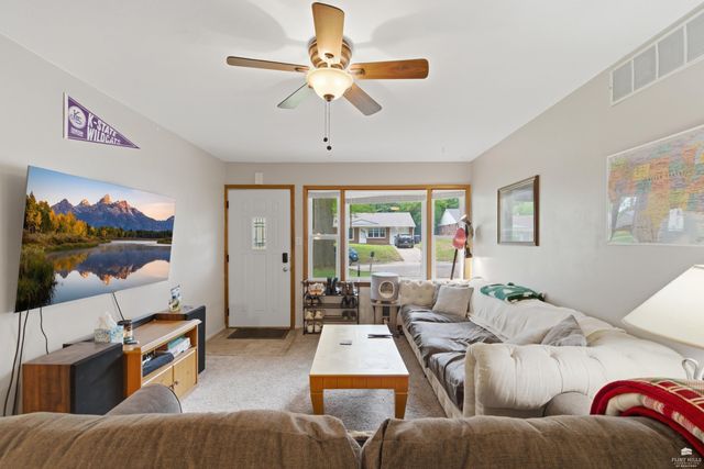 2038 College View, Manhattan, KS 66502