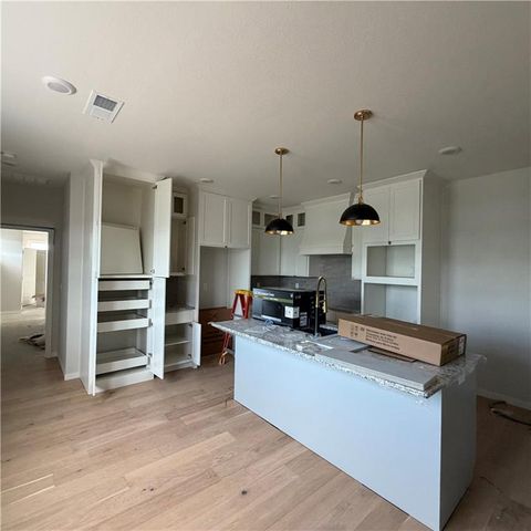2001 Foxtail Point, Kearney, MO 64060