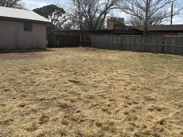 307 E 5th Street, Sundown, TX 79372