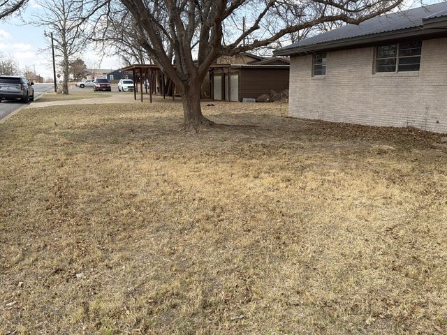 307 E 5th Street, Sundown, TX 79372