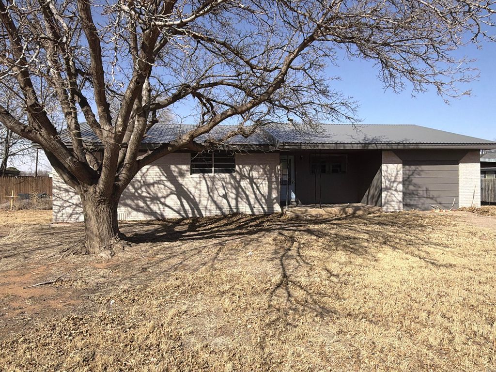 307 E 5th Street, Sundown, TX 79372