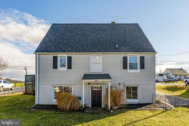 633 N FARMERSVILLE RD, Ephrata, PA 17522