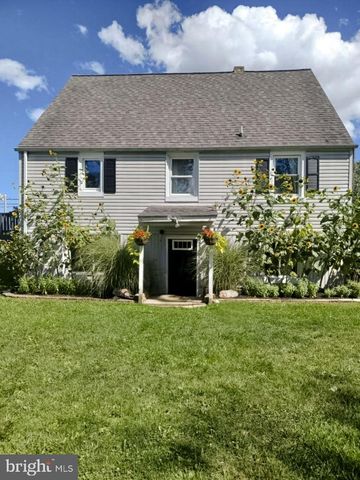 633 N FARMERSVILLE RD, Ephrata, PA 17522