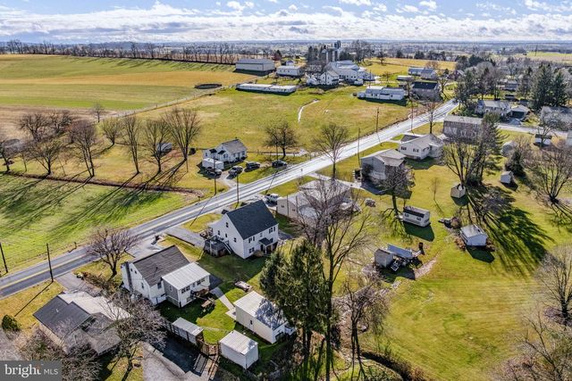 633 N FARMERSVILLE RD, Ephrata, PA 17522
