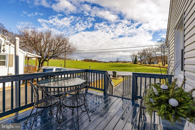 633 N FARMERSVILLE RD, Ephrata, PA 17522