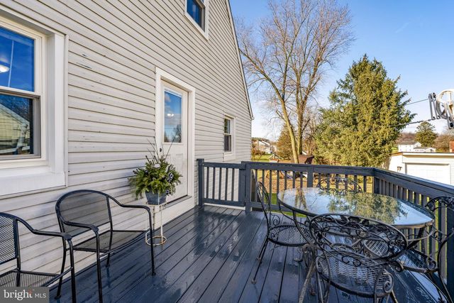 633 N FARMERSVILLE RD, Ephrata, PA 17522